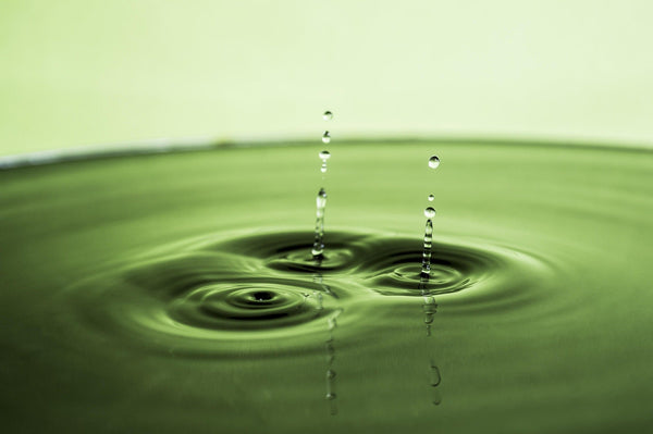Falling water droplets creating ripples, representing Phyto Multi-Correction Serum results over time.